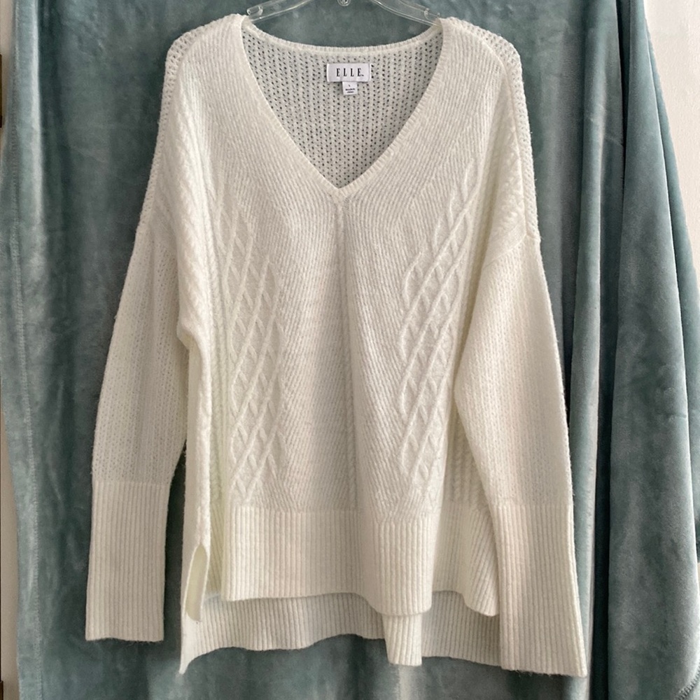 ELLE Long sleeve drop shoulder sweater. Size large.